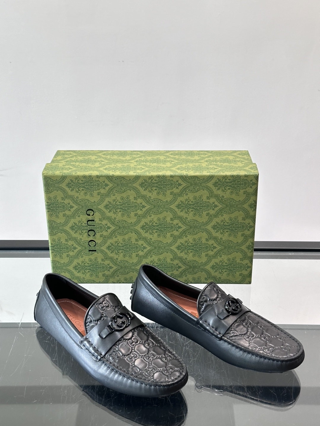 GUCCI。GG饰扣乐福鞋,选用荔枝纹牛皮,质感细腻又耐用。鞋面双G金属饰扣超有辨识度,品牌感满满✨。经典一脚蹬设计,穿 GUCCI。GG饰扣乐福鞋,选用荔枝纹牛皮,质感细腻又耐用。鞋面双G金属饰扣超有辨识度,品牌感满满✨。经典一脚蹬设计,穿