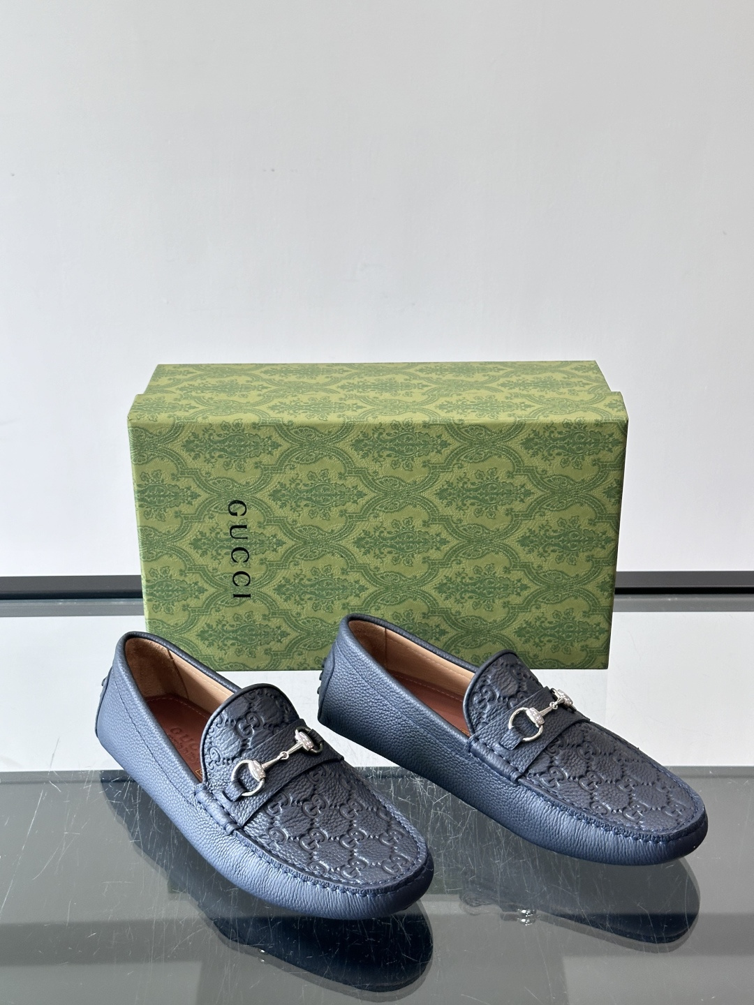 GUCCI。GG饰扣乐福鞋,选用荔枝纹牛皮,质感细腻又耐用。鞋面双G金属饰扣超有辨识度,品牌感满满✨。经典一脚蹬设计,穿 GUCCI。GG饰扣乐福鞋,选用荔枝纹牛皮,质感细腻又耐用。鞋面双G金属饰扣超有辨识度,品牌感满满✨。经典一脚蹬设计,穿