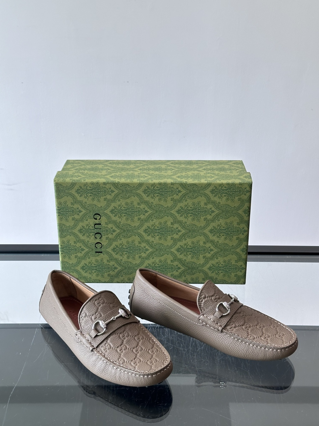 GUCCI。GG饰扣乐福鞋,选用荔枝纹牛皮,质感细腻又耐用。鞋面双G金属饰扣超有辨识度,品牌感满满✨。经典一脚蹬设计,穿 GUCCI。GG饰扣乐福鞋,选用荔枝纹牛皮,质感细腻又耐用。鞋面双G金属饰扣超有辨识度,品牌感满满✨。经典一脚蹬设计,穿