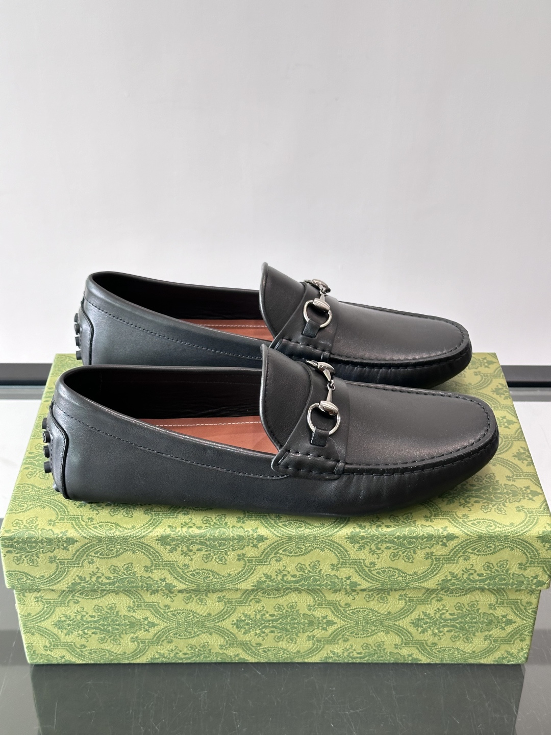 NO:956498,'GUCC*' GG buckle loafers are made of pebbled cowhide, with a delicate texture and durability. The double G metal buckle on the upper is very recognizable and has a full sense of brand. The classic slip-on design is easy to put on and take off, and is suitable for daily commuting or leisure. The flat-bottom structure is comfortable to walk and not tiring to wear for a long time. The color is fresh and versatile, and it goes well with casual pants or jeans in spring and summer, easily creating a fashionable look.  size3.8-44 (45.46 customized),,gucci,loafers,jeans,cowhide19860909《GUCC＊》GG饰扣乐福鞋,选用荔枝纹牛皮,质感细腻又耐用.鞋面双G金属饰扣超有辨识度,品牌感满满.经典一脚蹬设计,穿脱方便,日常通勤或休闲都很适合.平底结构,走路舒适,长时间穿也不累.配色清新百搭,春夏季节随便搭休闲裤或牛仔裤都很出彩,轻松打造时尚造型. size3.8-44（45.46定制）,,gucci,loafers,jeans,cowhide,Men's shoes