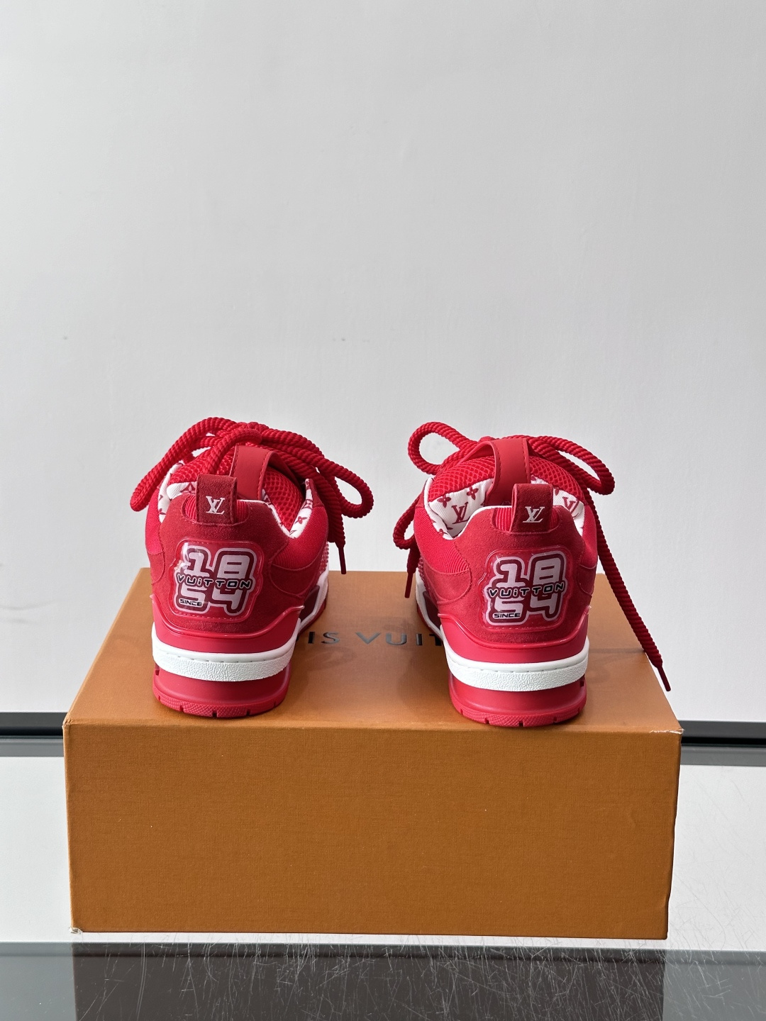 L家Skate ss26情侣款👫运动鞋👟采用复古风格的 calfleather材质,其独特的针织领设计灵感源自运动夹克。 L家Skate ss26情侣款👫运动鞋👟采用复古风格的 calfleather材质,其独特的针织领设计灵感源自运动夹克。