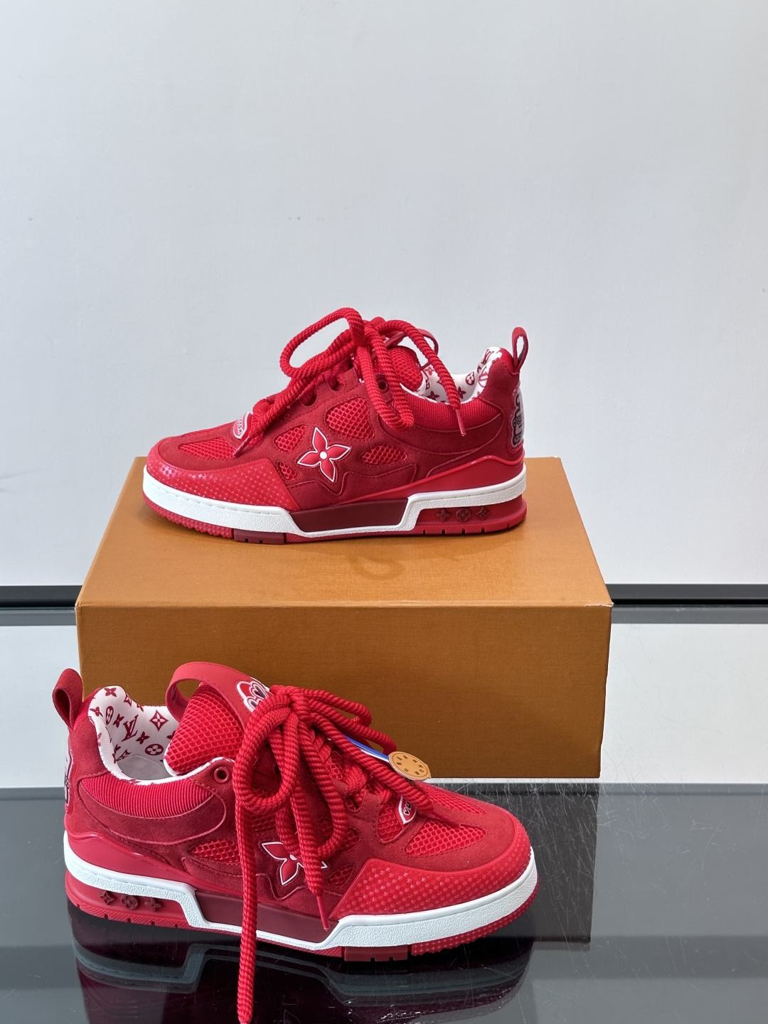 L家Skate ss26情侣款👫运动鞋👟采用复古风格的 calfleather材质,其独特的针织领设计灵感源自运动夹克。 L家Skate ss26情侣款👫运动鞋👟采用复古风格的 calfleather材质,其独特的针织领设计灵感源自运动夹克。