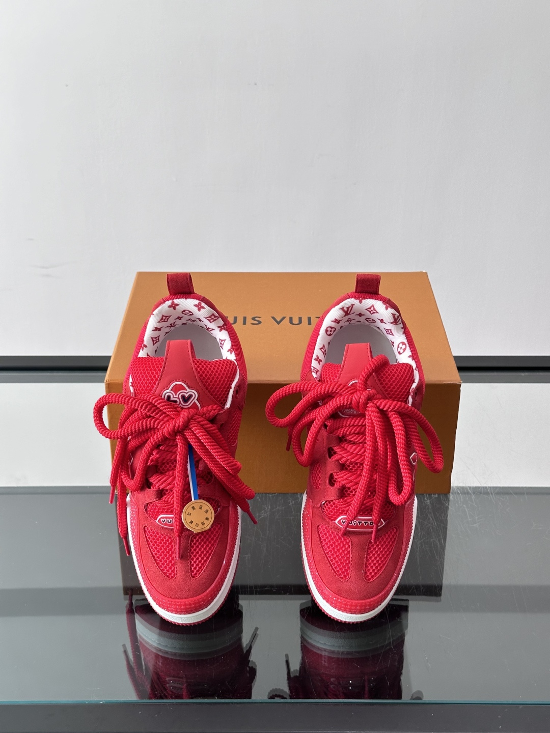 L家Skate ss26情侣款👫运动鞋👟采用复古风格的 calfleather材质,其独特的针织领设计灵感源自运动夹克。 L家Skate ss26情侣款👫运动鞋👟采用复古风格的 calfleather材质,其独特的针织领设计灵感源自运动夹克。