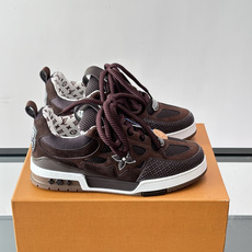 L家Skate ss26情侣款👫运动鞋👟采用复古风格的 calfleather材质,其独特的针织领设计灵感源自运动夹克。 L家Skate ss26情侣款👫运动鞋👟采用复古风格的 calfleather材质,其独特的针织领设计灵感源自运动夹克。