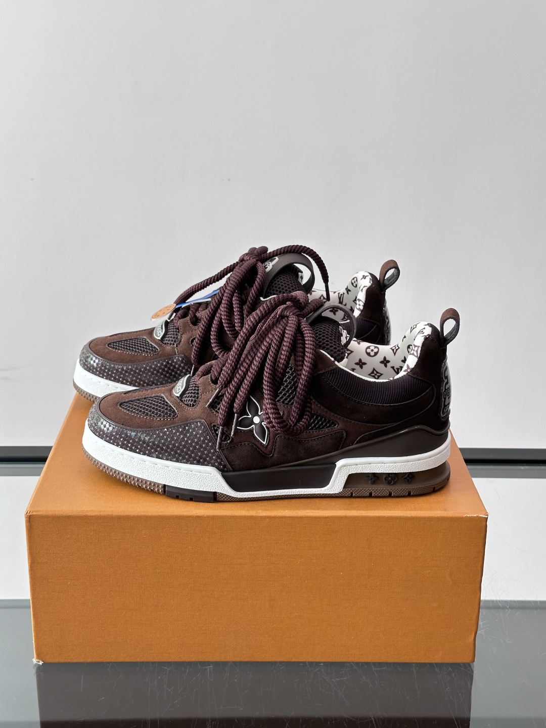 L家Skate ss26情侣款👫运动鞋👟采用复古风格的 calfleather材质,其独特的针织领设计灵感源自运动夹克。 L家Skate ss26情侣款👫运动鞋👟采用复古风格的 calfleather材质,其独特的针织领设计灵感源自运动夹克。