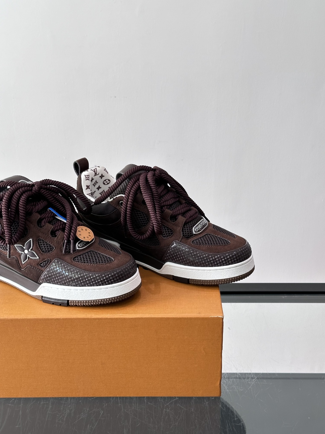 L家Skate ss26情侣款👫运动鞋👟采用复古风格的 calfleather材质,其独特的针织领设计灵感源自运动夹克。 L家Skate ss26情侣款👫运动鞋👟采用复古风格的 calfleather材质,其独特的针织领设计灵感源自运动夹克。