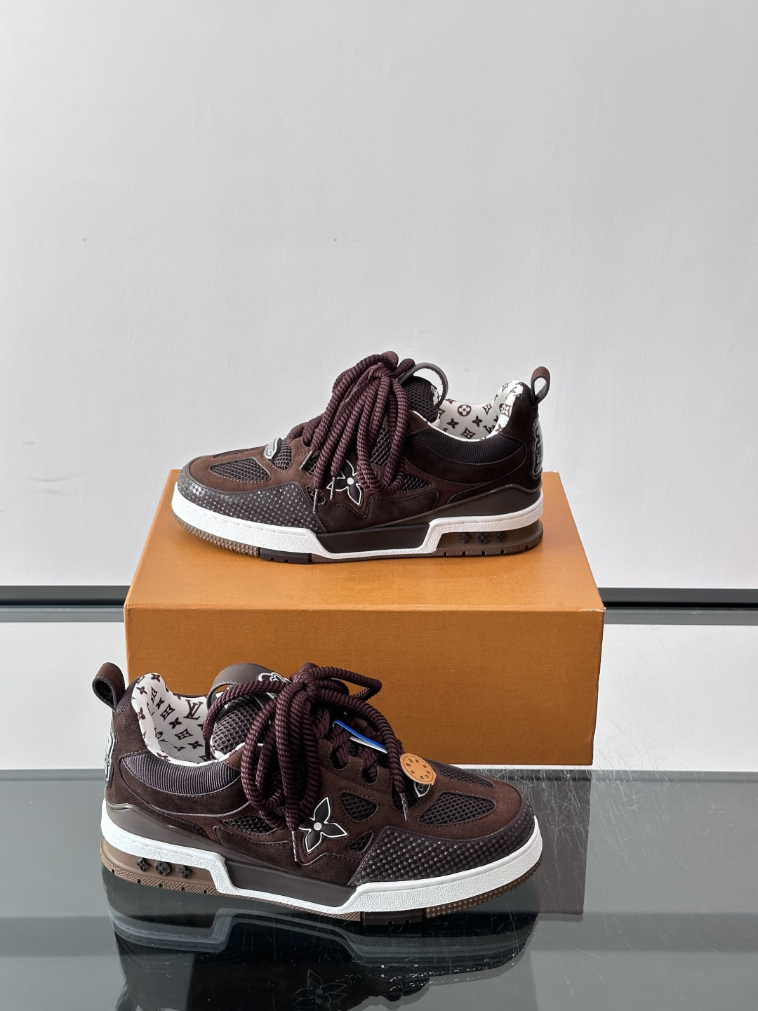 L家Skate ss26情侣款👫运动鞋👟采用复古风格的 calfleather材质,其独特的针织领设计灵感源自运动夹克。 L家Skate ss26情侣款👫运动鞋👟采用复古风格的 calfleather材质,其独特的针织领设计灵感源自运动夹克。