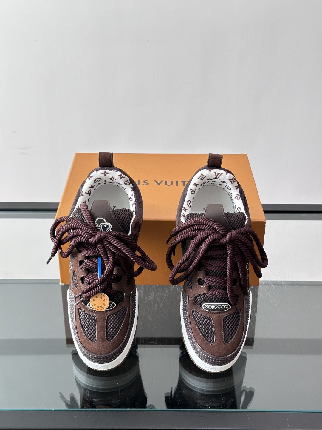 L家Skate ss26情侣款👫运动鞋👟采用复古风格的 calfleather材质,其独特的针织领设计灵感源自运动夹克。 L家Skate ss26情侣款👫运动鞋👟采用复古风格的 calfleather材质,其独特的针织领设计灵感源自运动夹克。