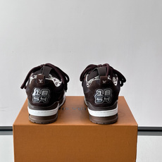 L家Skate ss26情侣款👫运动鞋👟采用复古风格的 calfleather材质,其独特的针织领设计灵感源自运动夹克。 L家Skate ss26情侣款👫运动鞋👟采用复古风格的 calfleather材质,其独特的针织领设计灵感源自运动夹克。