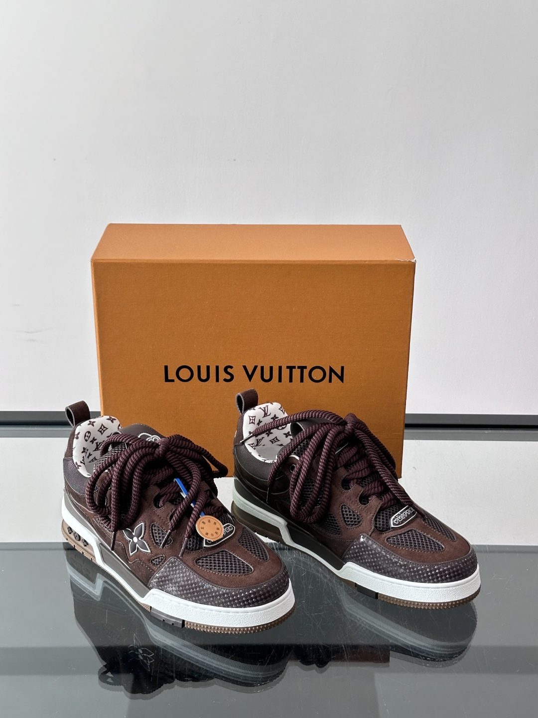 L家Skate ss26情侣款👫运动鞋👟采用复古风格的 calfleather材质,其独特的针织领设计灵感源自运动夹克。 L家Skate ss26情侣款👫运动鞋👟采用复古风格的 calfleather材质,其独特的针织领设计灵感源自运动夹克。