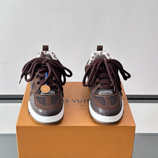 L家Skate ss26情侣款👫运动鞋👟采用复古风格的 calfleather材质,其独特的针织领设计灵感源自运动夹克。 L家Skate ss26情侣款👫运动鞋👟采用复古风格的 calfleather材质,其独特的针织领设计灵感源自运动夹克。