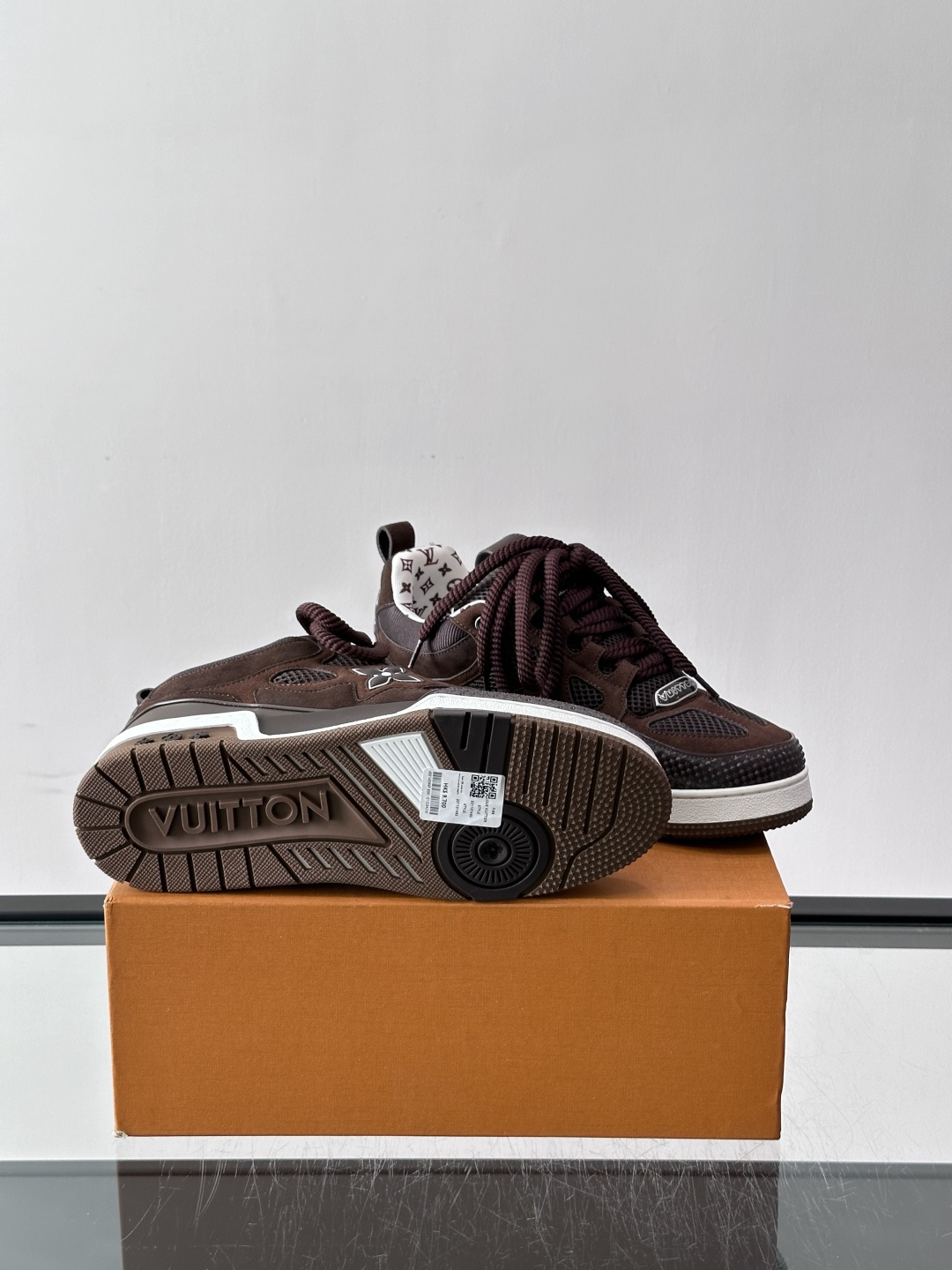 L家Skate ss26情侣款👫运动鞋👟采用复古风格的 calfleather材质,其独特的针织领设计灵感源自运动夹克。 L家Skate ss26情侣款👫运动鞋👟采用复古风格的 calfleather材质,其独特的针织领设计灵感源自运动夹克。