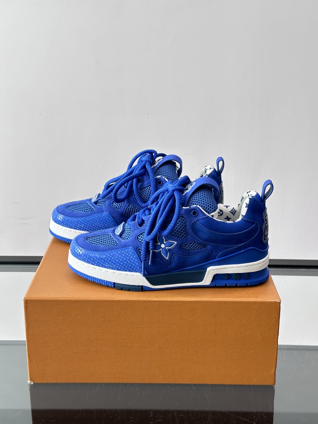 L家Skate ss26情侣款👫运动鞋👟采用复古风格的 calfleather材质，其独特的针织领设计灵感源自运动夹克。