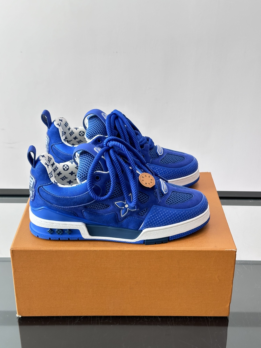 L家Skate ss26情侣款👫运动鞋👟采用复古风格的 calfleather材质,其独特的针织领设计灵感源自运动夹克。 L家Skate ss26情侣款👫运动鞋👟采用复古风格的 calfleather材质,其独特的针织领设计灵感源自运动夹克。