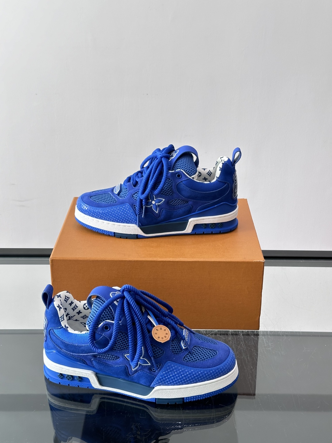 L家Skate ss26情侣款👫运动鞋👟采用复古风格的 calfleather材质，其独特的针织领设计灵感源自运动夹克。