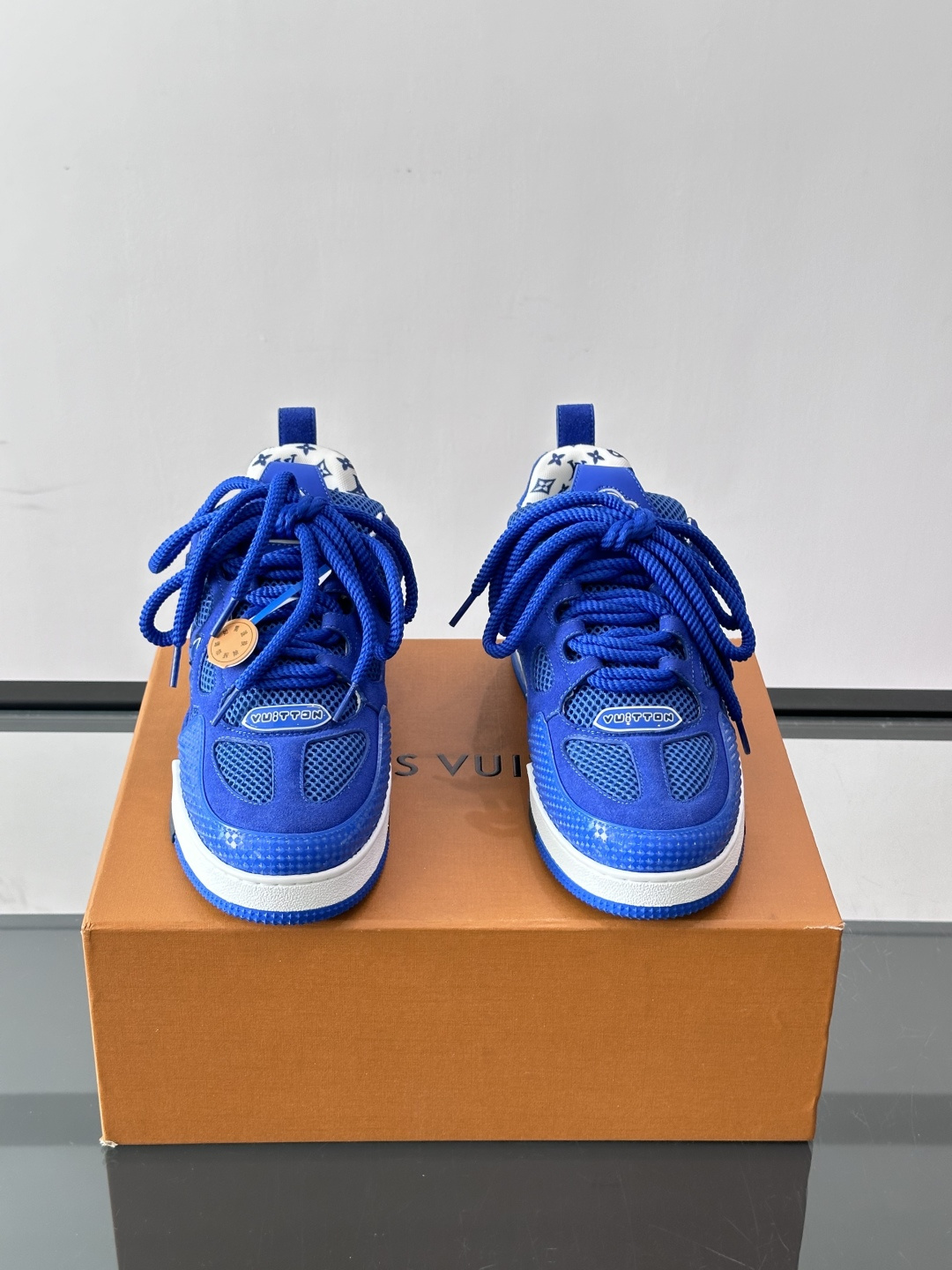 L家Skate ss26情侣款👫运动鞋👟采用复古风格的 calfleather材质，其独特的针织领设计灵感源自运动夹克。