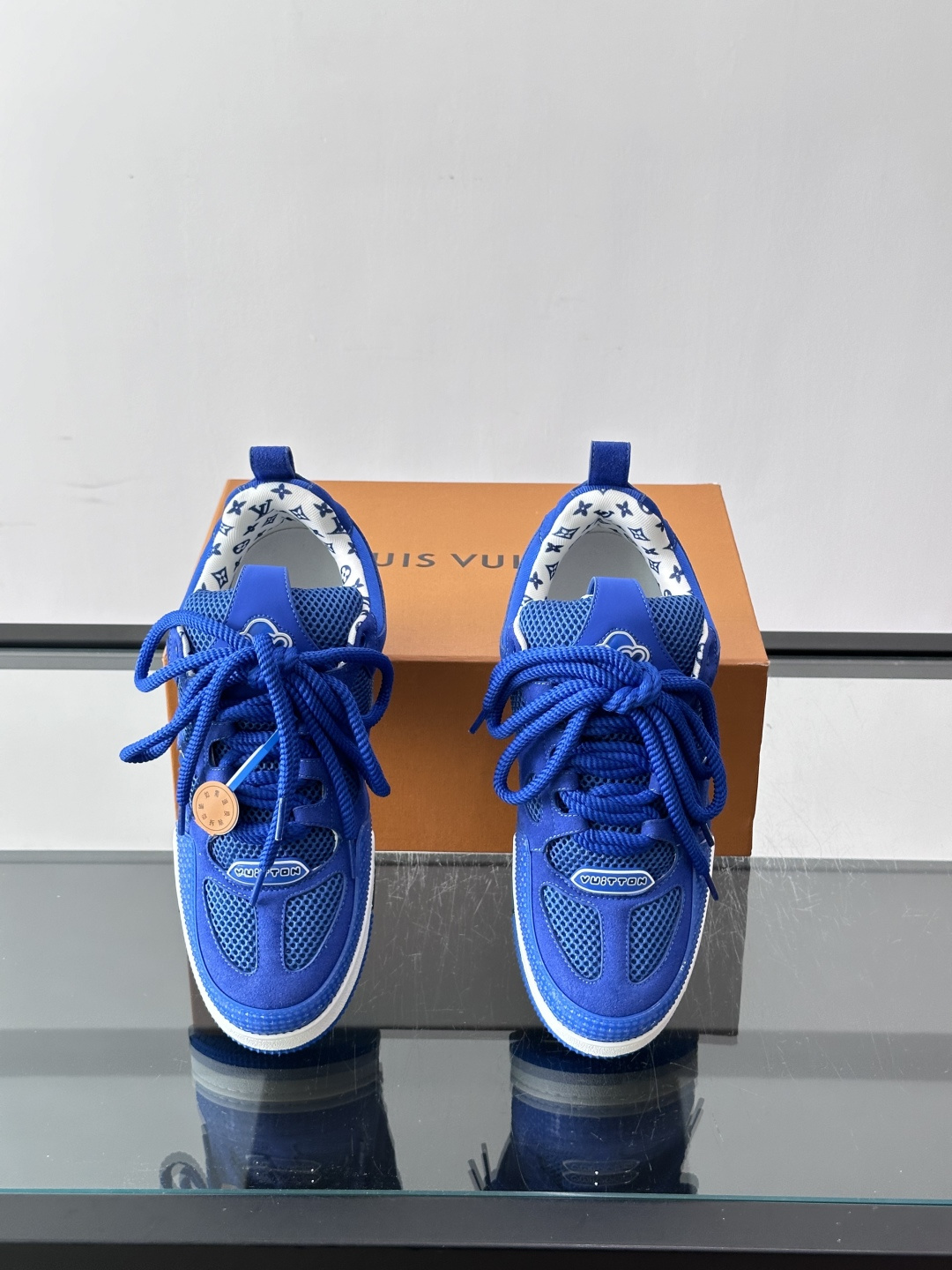 L家Skate ss26情侣款👫运动鞋👟采用复古风格的 calfleather材质，其独特的针织领设计灵感源自运动夹克。