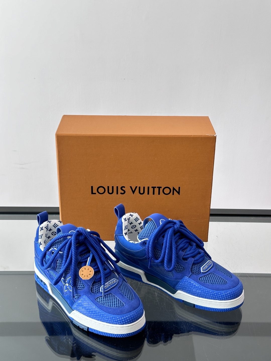 L家Skate ss26情侣款👫运动鞋👟采用复古风格的 calfleather材质，其独特的针织领设计灵感源自运动夹克。