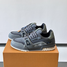 驴家 新配色 trainer运动鞋,本款 LV Trainer 运动鞋取材柔软粒面小牛皮,呈现纯净色调,后部#54标识追 驴家 新配色 trainer运动鞋,本款 LV Trainer 运动鞋取材柔软粒面小牛皮,呈现纯净色调,后部#54标识追