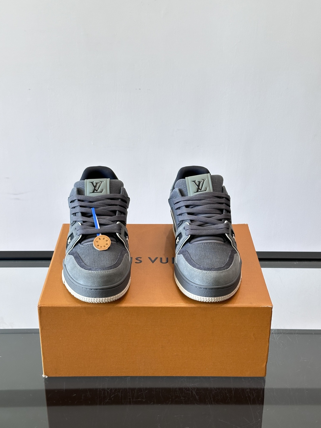 驴家 新配色 trainer运动鞋,本款 LV Trainer 运动鞋取材柔软粒面小牛皮,呈现纯净色调,后部#54标识追 驴家 新配色 trainer运动鞋,本款 LV Trainer 运动鞋取材柔软粒面小牛皮,呈现纯净色调,后部#54标识追