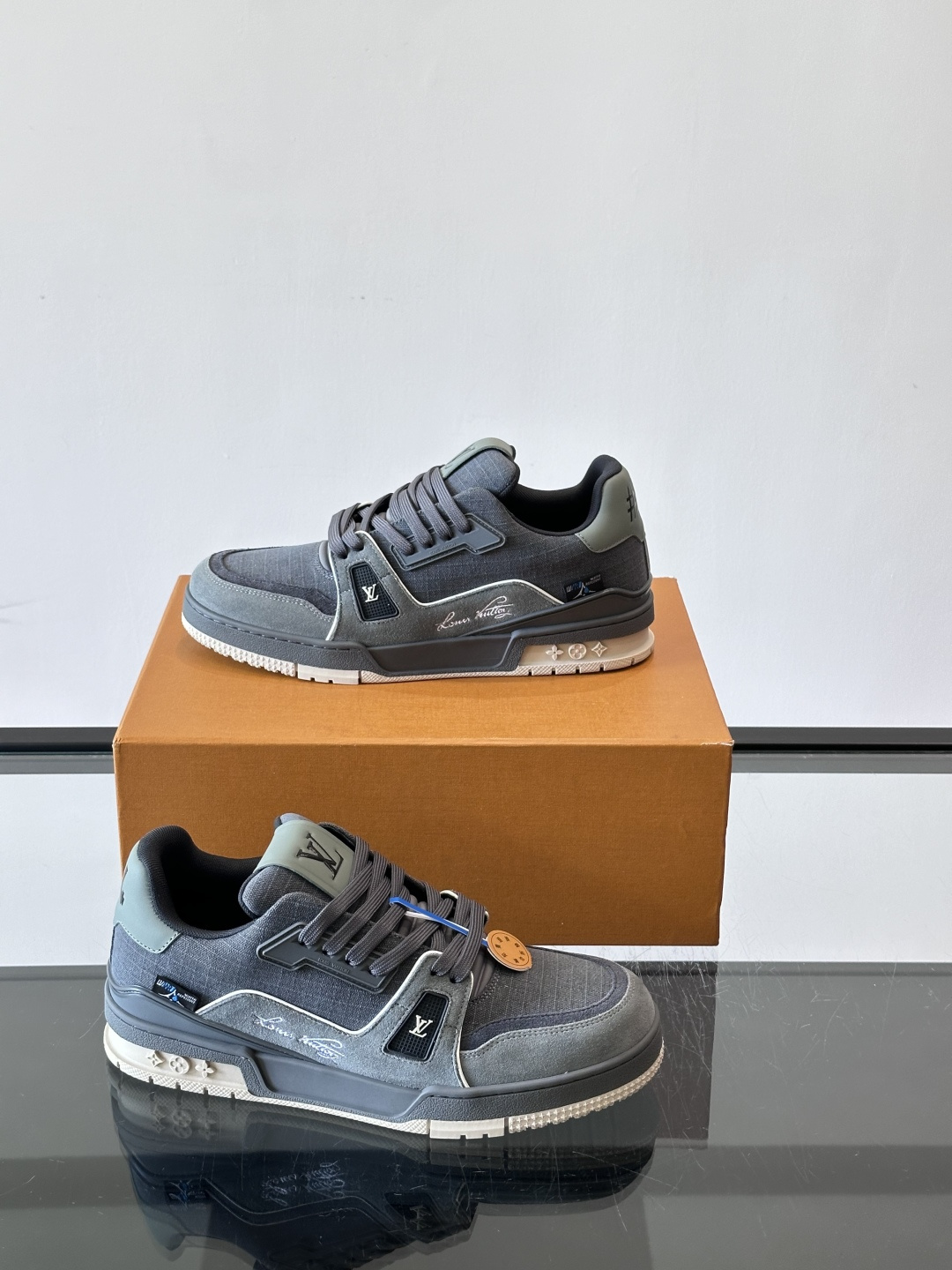 驴家 新配色 trainer运动鞋,本款 LV Trainer 运动鞋取材柔软粒面小牛皮,呈现纯净色调,后部#54标识追 驴家 新配色 trainer运动鞋,本款 LV Trainer 运动鞋取材柔软粒面小牛皮,呈现纯净色调,后部#54标识追