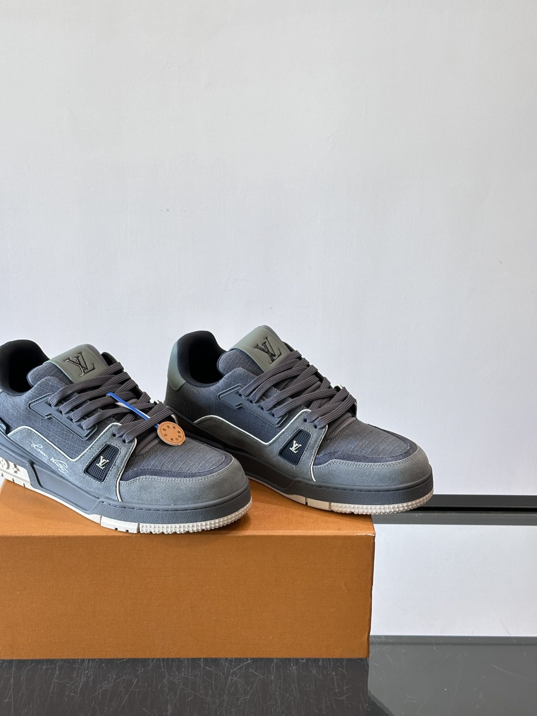 驴家 新配色 trainer运动鞋,本款 LV Trainer 运动鞋取材柔软粒面小牛皮,呈现纯净色调,后部#54标识追 驴家 新配色 trainer运动鞋,本款 LV Trainer 运动鞋取材柔软粒面小牛皮,呈现纯净色调,后部#54标识追