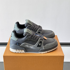 驴家 新配色 trainer运动鞋,本款 LV Trainer 运动鞋取材柔软粒面小牛皮,呈现纯净色调,后部#54标识追 驴家 新配色 trainer运动鞋,本款 LV Trainer 运动鞋取材柔软粒面小牛皮,呈现纯净色调,后部#54标识追