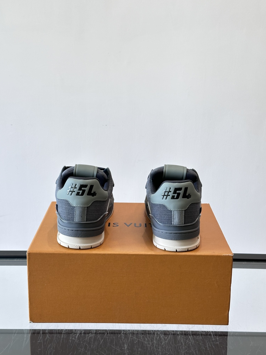 驴家 新配色 trainer运动鞋,本款 LV Trainer 运动鞋取材柔软粒面小牛皮,呈现纯净色调,后部#54标识追 驴家 新配色 trainer运动鞋,本款 LV Trainer 运动鞋取材柔软粒面小牛皮,呈现纯净色调,后部#54标识追