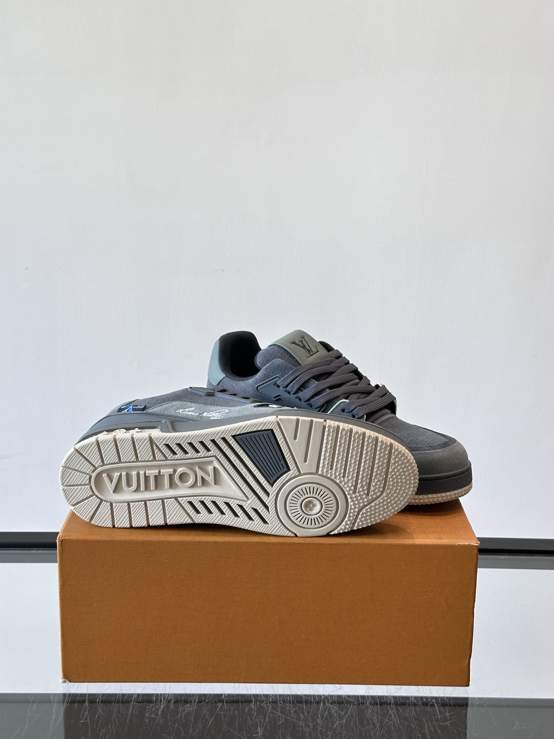 驴家 新配色 trainer运动鞋,本款 LV Trainer 运动鞋取材柔软粒面小牛皮,呈现纯净色调,后部#54标识追 驴家 新配色 trainer运动鞋,本款 LV Trainer 运动鞋取材柔软粒面小牛皮,呈现纯净色调,后部#54标识追