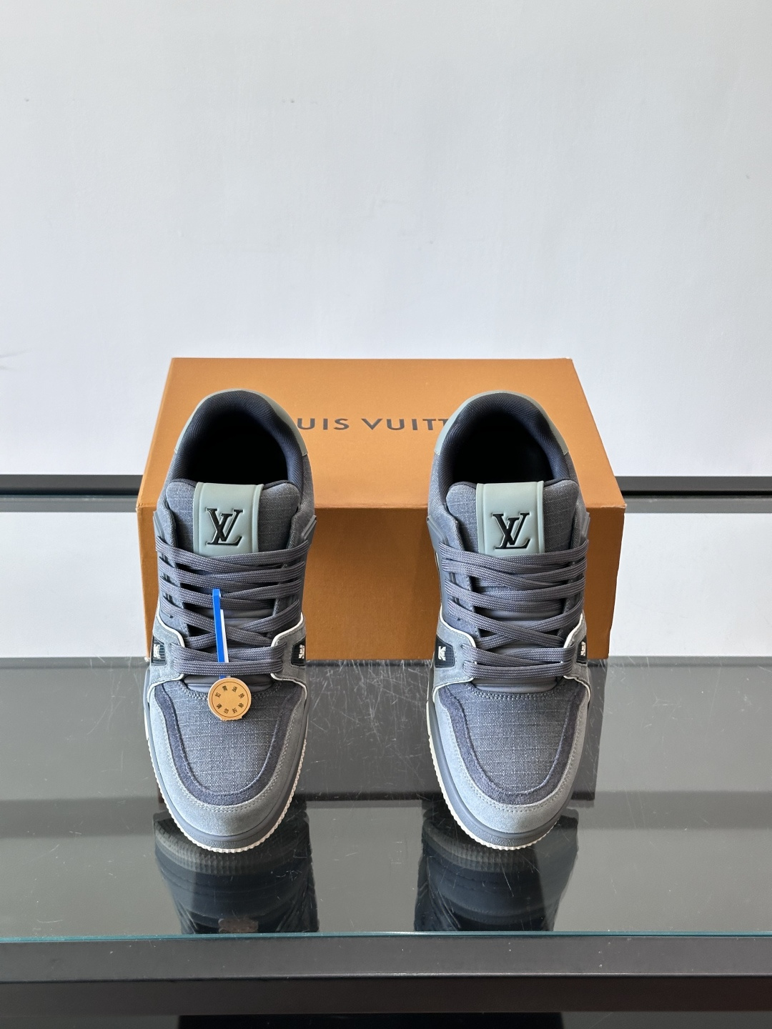 驴家 新配色 trainer运动鞋,本款 LV Trainer 运动鞋取材柔软粒面小牛皮,呈现纯净色调,后部#54标识追 驴家 新配色 trainer运动鞋,本款 LV Trainer 运动鞋取材柔软粒面小牛皮,呈现纯净色调,后部#54标识追