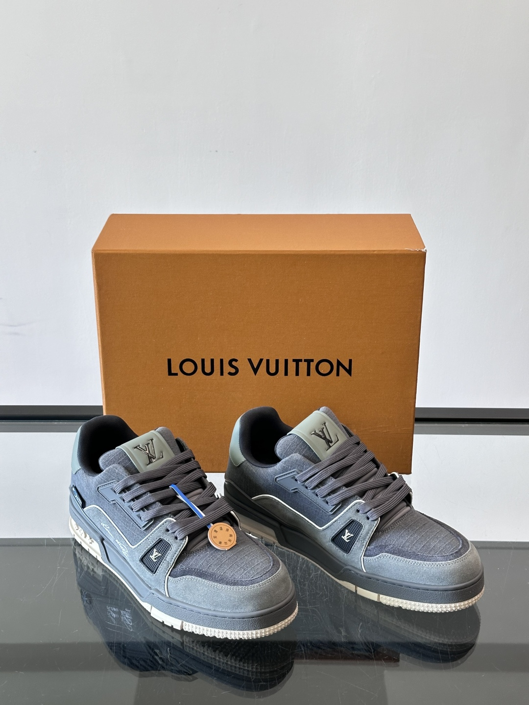 驴家 新配色 trainer运动鞋,本款 LV Trainer 运动鞋取材柔软粒面小牛皮,呈现纯净色调,后部#54标识追 驴家 新配色 trainer运动鞋,本款 LV Trainer 运动鞋取材柔软粒面小牛皮,呈现纯净色调,后部#54标识追