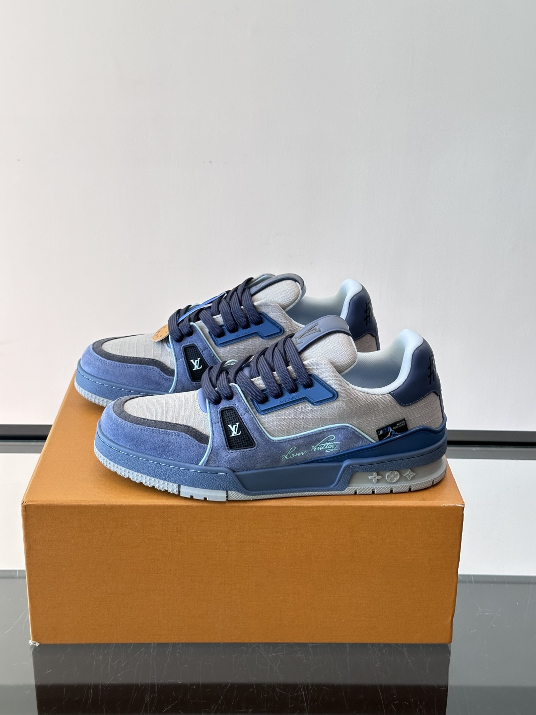 驴家 新配色 trainer运动鞋,本款 LV Trainer 运动鞋取材柔软粒面小牛皮,呈现纯净色调,后部#54标识追 驴家 新配色 trainer运动鞋,本款 LV Trainer 运动鞋取材柔软粒面小牛皮,呈现纯净色调,后部#54标识追
