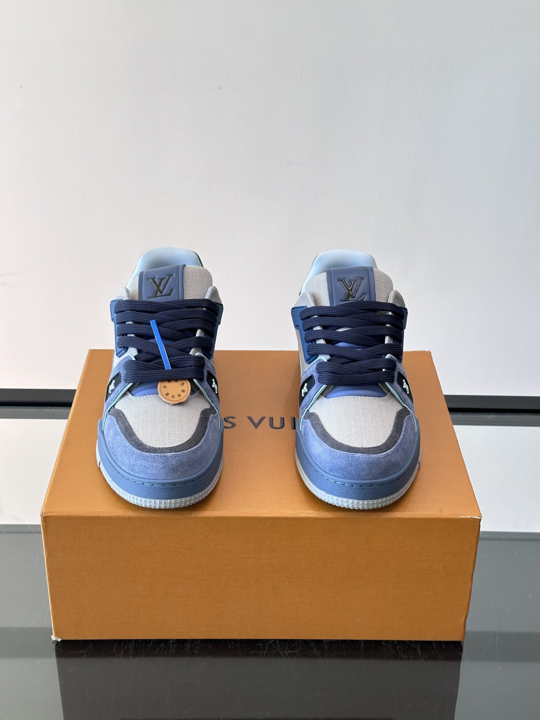 驴家 新配色 trainer运动鞋,本款 LV Trainer 运动鞋取材柔软粒面小牛皮,呈现纯净色调,后部#54标识追 驴家 新配色 trainer运动鞋,本款 LV Trainer 运动鞋取材柔软粒面小牛皮,呈现纯净色调,后部#54标识追