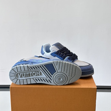 驴家 新配色 trainer运动鞋,本款 LV Trainer 运动鞋取材柔软粒面小牛皮,呈现纯净色调,后部#54标识追 驴家 新配色 trainer运动鞋,本款 LV Trainer 运动鞋取材柔软粒面小牛皮,呈现纯净色调,后部#54标识追