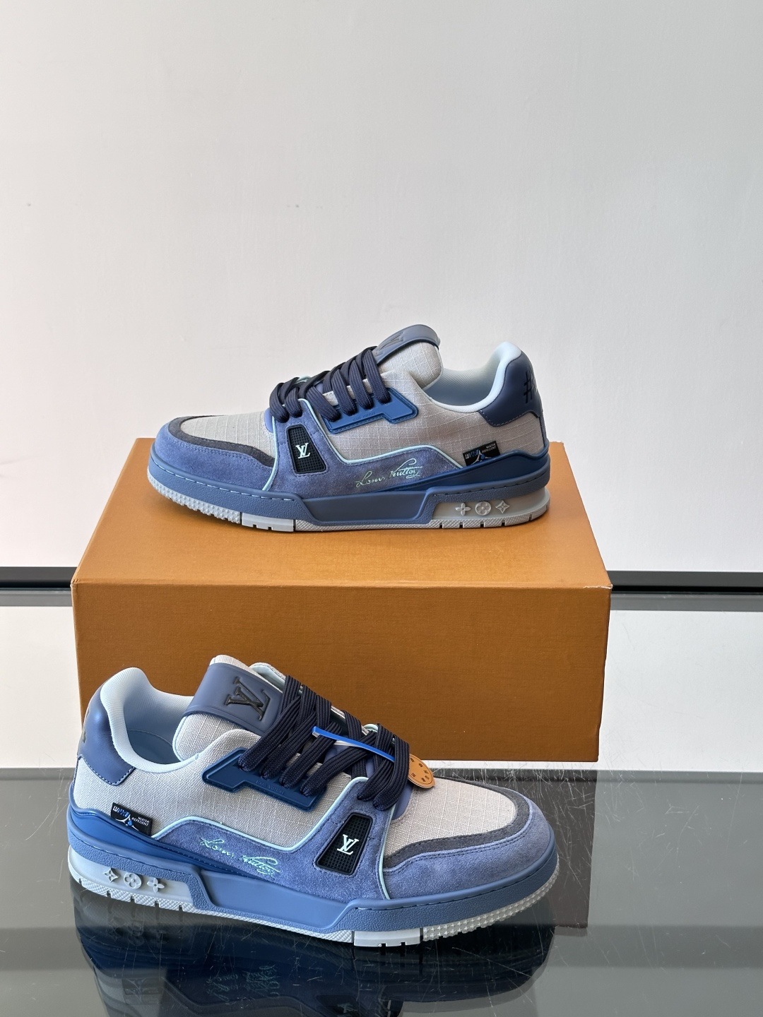 驴家 新配色 trainer运动鞋,本款 LV Trainer 运动鞋取材柔软粒面小牛皮,呈现纯净色调,后部#54标识追 驴家 新配色 trainer运动鞋,本款 LV Trainer 运动鞋取材柔软粒面小牛皮,呈现纯净色调,后部#54标识追