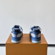 驴家 新配色 trainer运动鞋,本款 LV Trainer 运动鞋取材柔软粒面小牛皮,呈现纯净色调,后部#54标识追 驴家 新配色 trainer运动鞋,本款 LV Trainer 运动鞋取材柔软粒面小牛皮,呈现纯净色调,后部#54标识追