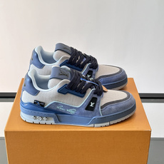 驴家 新配色 trainer运动鞋,本款 LV Trainer 运动鞋取材柔软粒面小牛皮,呈现纯净色调,后部#54标识追 驴家 新配色 trainer运动鞋,本款 LV Trainer 运动鞋取材柔软粒面小牛皮,呈现纯净色调,后部#54标识追