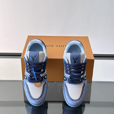 驴家 新配色 trainer运动鞋,本款 LV Trainer 运动鞋取材柔软粒面小牛皮,呈现纯净色调,后部#54标识追 驴家 新配色 trainer运动鞋,本款 LV Trainer 运动鞋取材柔软粒面小牛皮,呈现纯净色调,后部#54标识追