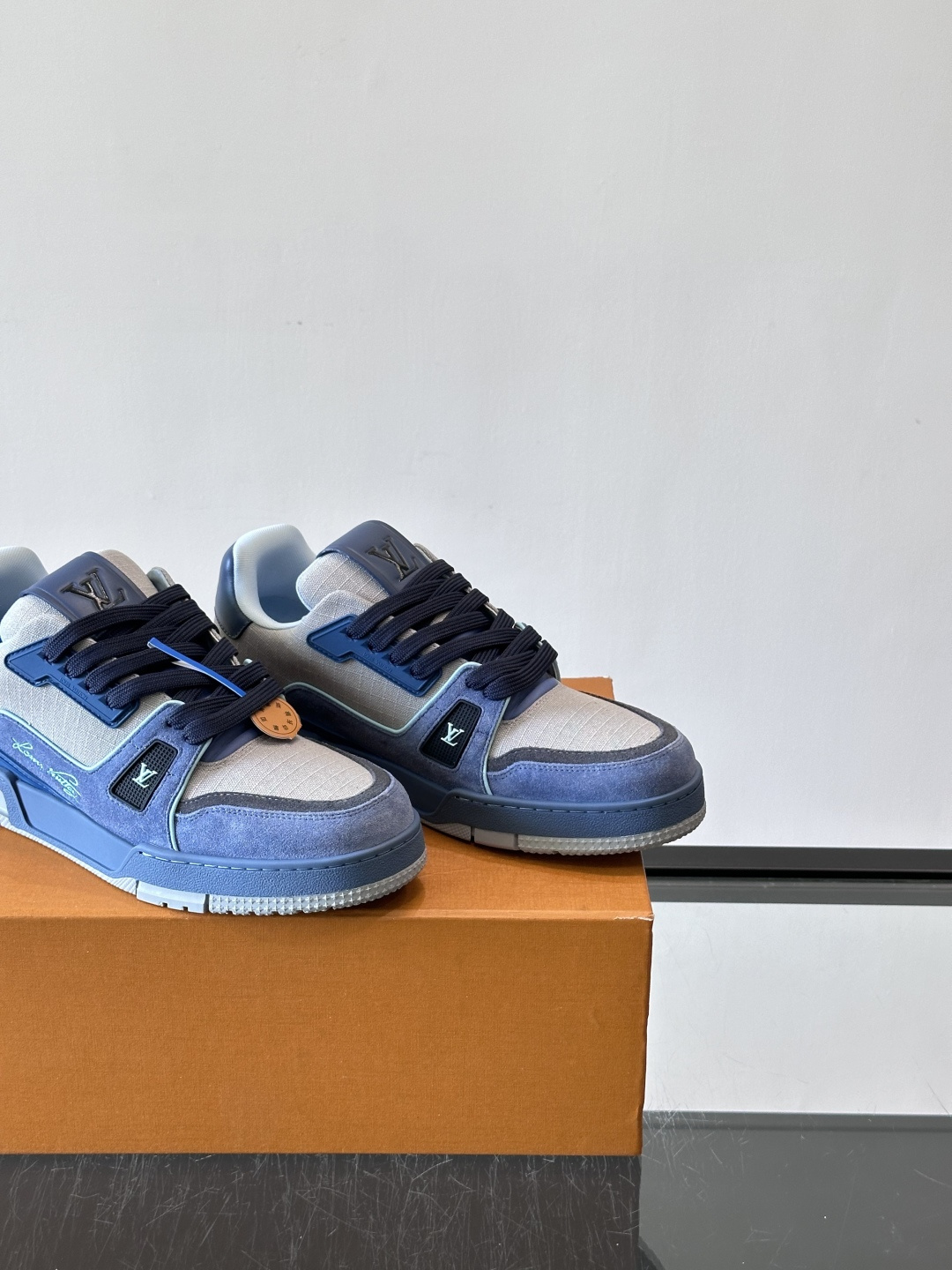 驴家 新配色 trainer运动鞋,本款 LV Trainer 运动鞋取材柔软粒面小牛皮,呈现纯净色调,后部#54标识追 驴家 新配色 trainer运动鞋,本款 LV Trainer 运动鞋取材柔软粒面小牛皮,呈现纯净色调,后部#54标识追
