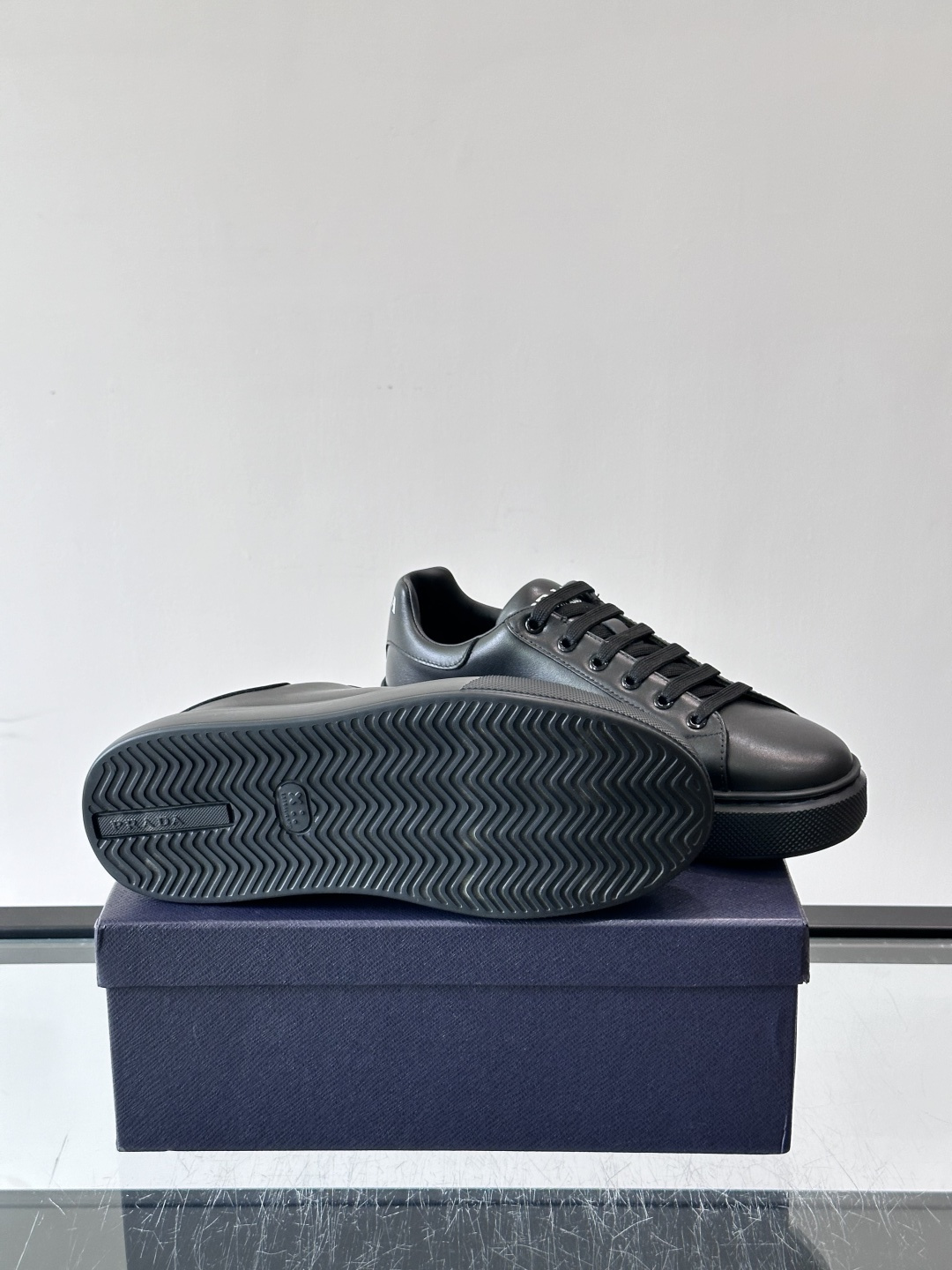 Prada男士休闲运动鞋，牛皮面料。透气又有支撑力！白色线条勾勒轮廓，简约又有活力✨。厚橡胶鞋底，防滑耐磨，日常穿搭或轻