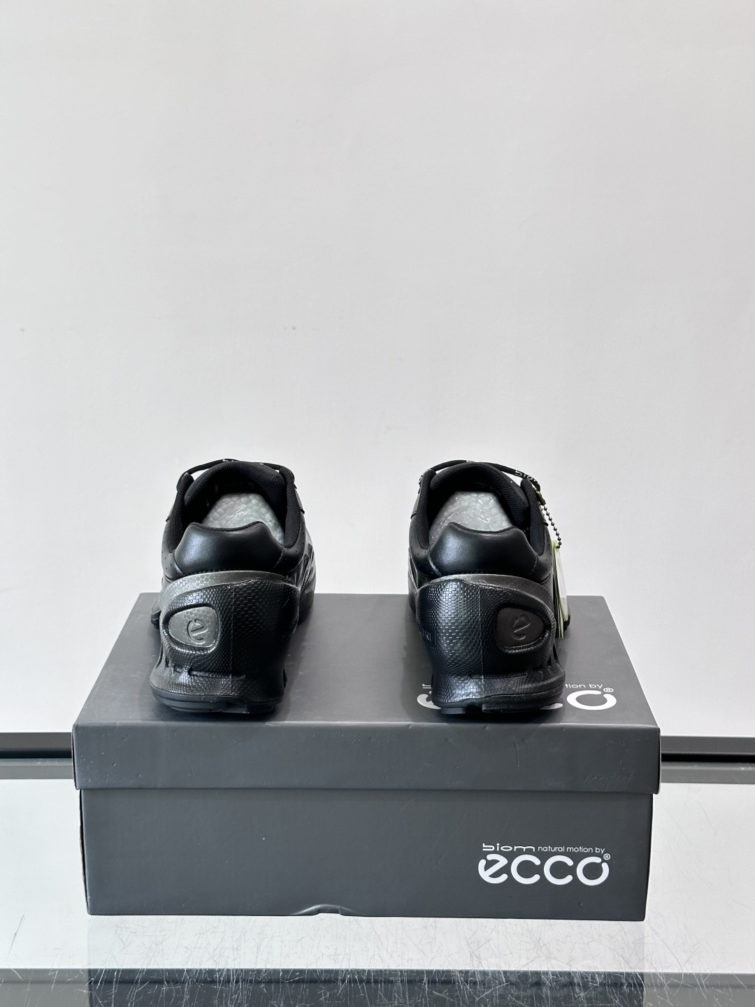 ECCO爱步大经典 BIOM C 运动鞋,全黑皮革鞋面搭配厚底,鞋舌上有 ECCO 标识和"BIOM"字样,鞋带 ECCO爱步大经典 BIOM C 运动鞋,全黑皮革鞋面搭配厚底,鞋舌上有 ECCO 标识和"BIOM"字样,鞋带