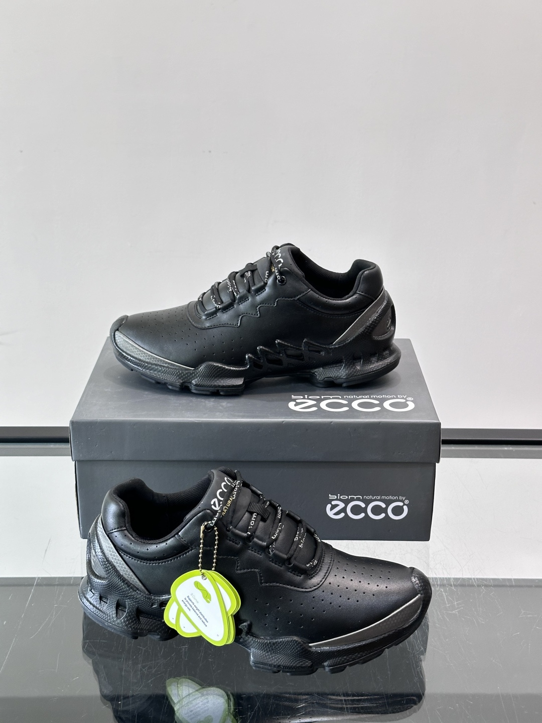 ECCO爱步大经典 BIOM C 运动鞋,全黑皮革鞋面搭配厚底,鞋舌上有 ECCO 标识和"BIOM"字样,鞋带 ECCO爱步大经典 BIOM C 运动鞋,全黑皮革鞋面搭配厚底,鞋舌上有 ECCO 标识和"BIOM"字样,鞋带
