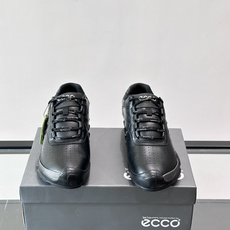 ECCO爱步大经典 BIOM C 运动鞋,全黑皮革鞋面搭配厚底,鞋舌上有 ECCO 标识和"BIOM"字样,鞋带 ECCO爱步大经典 BIOM C 运动鞋,全黑皮革鞋面搭配厚底,鞋舌上有 ECCO 标识和"BIOM"字样,鞋带