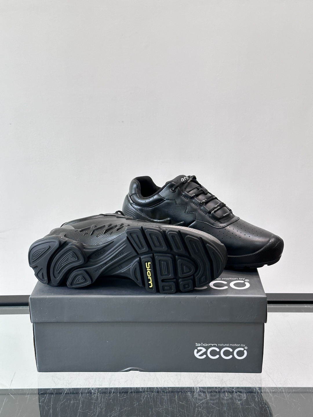 ECCO爱步大经典 BIOM C 运动鞋,全黑皮革鞋面搭配厚底,鞋舌上有 ECCO 标识和"BIOM"字样,鞋带 ECCO爱步大经典 BIOM C 运动鞋,全黑皮革鞋面搭配厚底,鞋舌上有 ECCO 标识和"BIOM"字样,鞋带