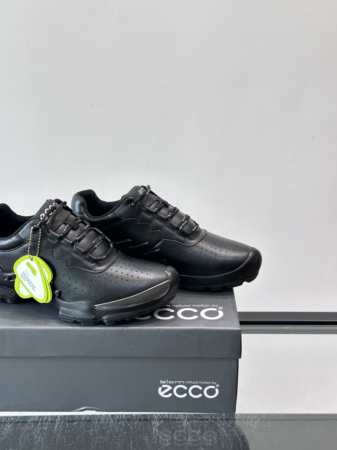 ECCO爱步大经典 BIOM C 运动鞋,全黑皮革鞋面搭配厚底,鞋舌上有 ECCO 标识和"BIOM"字样,鞋带 ECCO爱步大经典 BIOM C 运动鞋,全黑皮革鞋面搭配厚底,鞋舌上有 ECCO 标识和"BIOM"字样,鞋带