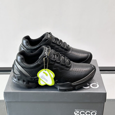 ECCO爱步大经典 BIOM C 运动鞋,全黑皮革鞋面搭配厚底,鞋舌上有 ECCO 标识和"BIOM"字样,鞋带 ECCO爱步大经典 BIOM C 运动鞋,全黑皮革鞋面搭配厚底,鞋舌上有 ECCO 标识和"BIOM"字样,鞋带