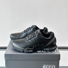 ECCO爱步大经典 BIOM C 运动鞋,全黑皮革鞋面搭配厚底,鞋舌上有 ECCO 标识和"BIOM"字样,鞋带 ECCO爱步大经典 BIOM C 运动鞋,全黑皮革鞋面搭配厚底,鞋舌上有 ECCO 标识和"BIOM"字样,鞋带