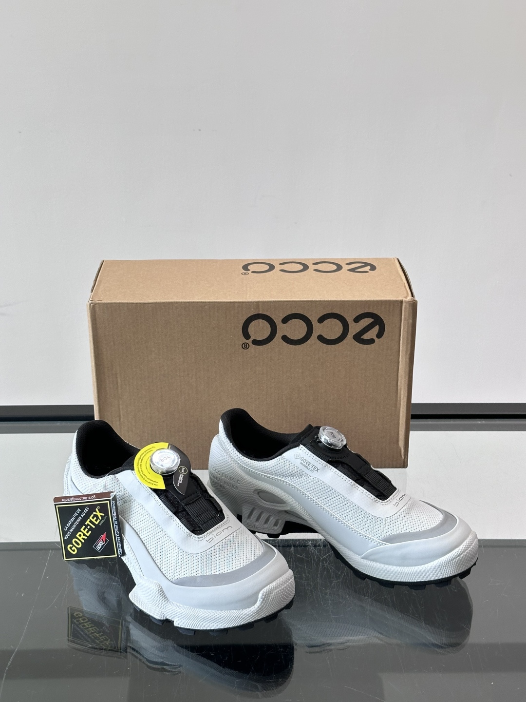 ECCO爱步 TRACE踪迹BOA 旋扣运动鞋,网面鞋身搭配黑色内衬和厚底,鞋舌处有 BOA 旋扣系统,不用系鞋 ECCO爱步 TRACE踪迹BOA 旋扣运动鞋,网面鞋身搭配黑色内衬和厚底,鞋舌处有 BOA 旋扣系统,不用系鞋