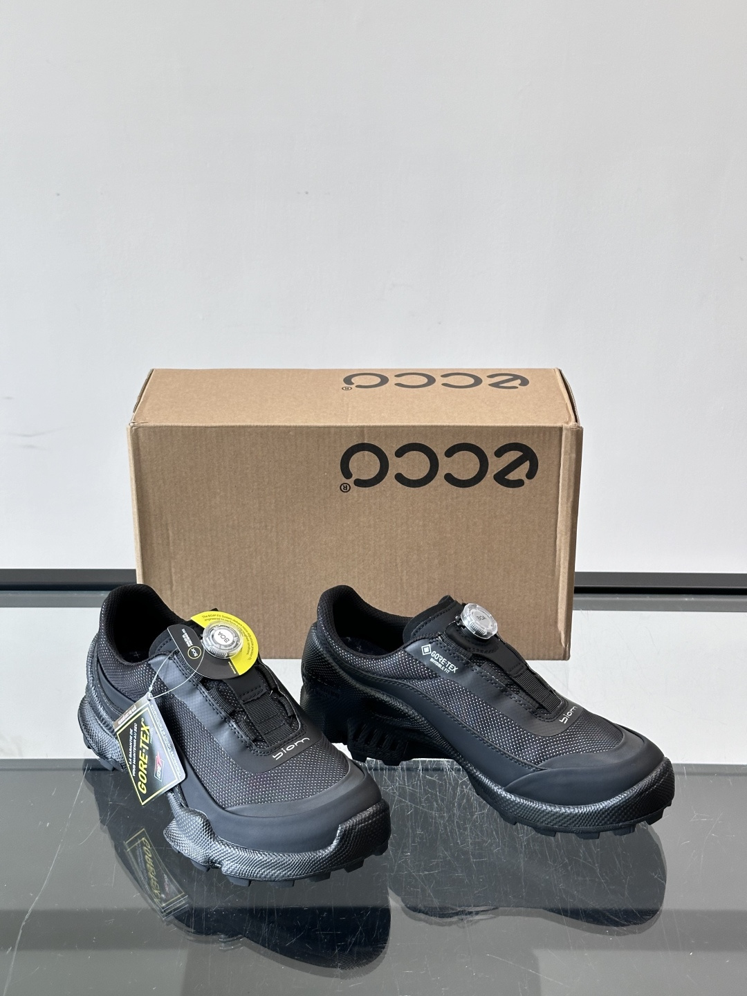 ECCO爱步 TRACE踪迹BOA 旋扣运动鞋,网面鞋身搭配黑色内衬和厚底,鞋舌处有 BOA 旋扣系统,不用系鞋 ECCO爱步 TRACE踪迹BOA 旋扣运动鞋,网面鞋身搭配黑色内衬和厚底,鞋舌处有 BOA 旋扣系统,不用系鞋