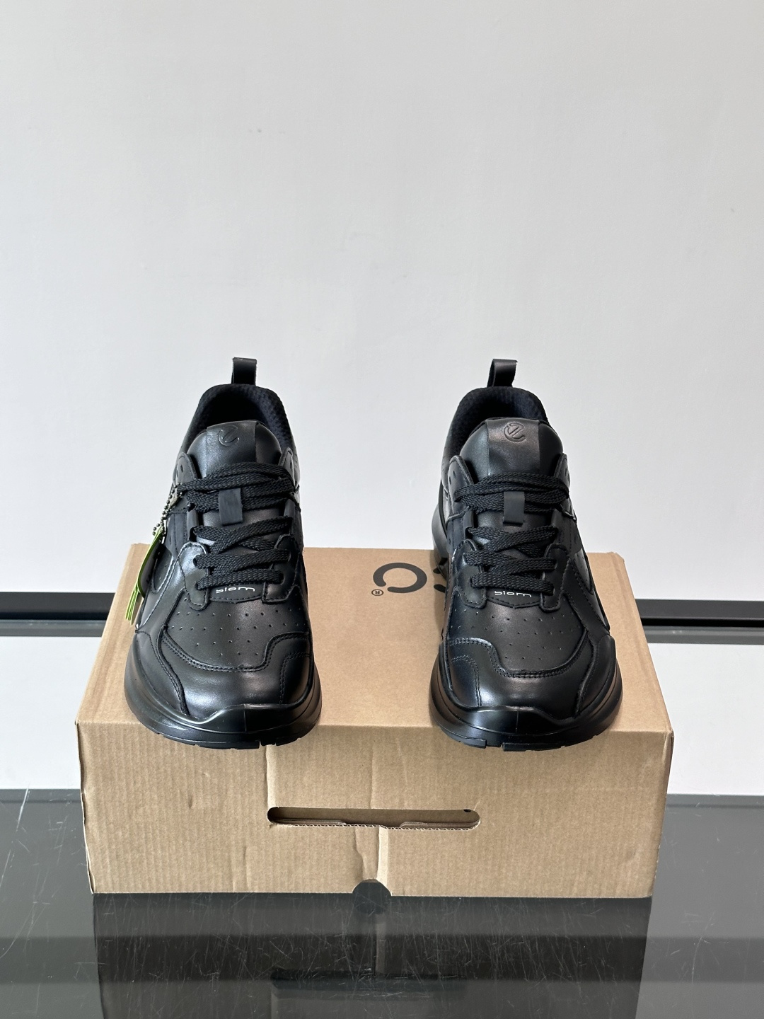​​ECCO 大经典 BIOM C​​，厚实的缓震大底、皮革鞋面的立体拼接、鞋舌上"BIOM"字样都是标志性特征。这款舒